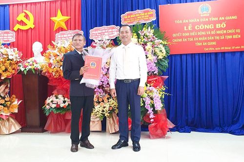Trao quyết định bổ nhiệm Chánh án Tòa án nhân dân TX. Tịnh Biên