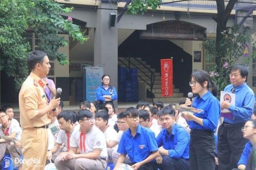 Học sinh Trường TH-THCS-THPT Bùi Thị Xuân tham gia Ngày hội thanh niên Đồng Nai gương mẫu thực hiện văn hóa giao thông