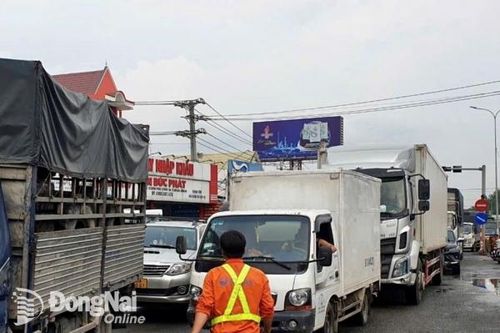 Ùn tắc kéo dài tại nút giao cổng 11 trong ngày đầu sửa chữa trên quốc lộ 51 đoạn qua Đồng Nai