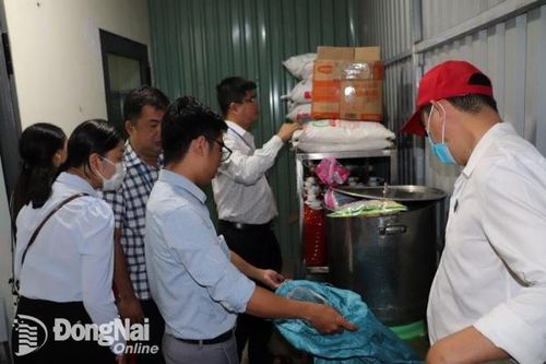 Kiểm tra, làm rõ thông tin có côn trùng trong phần ăn của công nhân tại một công ty ở Biên Hòa