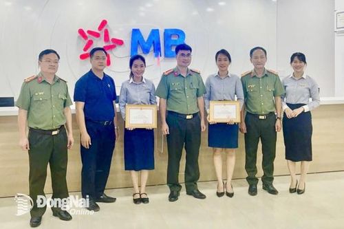 Khen thưởng 2 nhân viên ngân hàng ở Biên Hòa kịp thời ngăn chặn vụ lừa chuyển tiền
