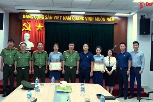 Công an tỉnh khen thưởng 2 nhân viên ngân hàng ngăn chặn kịp thời vụ lừa đảo trên mạng
