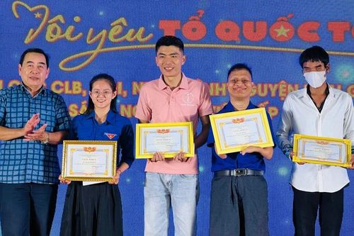 Anh Nay Djruêng được Trung ương Hội LHTN Việt Nam tuyên dương 'Tỏa sáng nghị lực Việt'