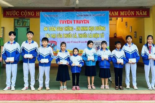 Pleiku: Tuyên truyền về an toàn giao thông cho học sinh Trường Tiểu học và THCS Lê Văn Tám