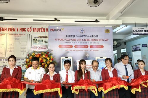 Ngân hàng thương mại cổ phẩn Phát triển TP Hồ Chí Minh (HDBank): HDBank: Trao tặng 2 kiosk y tế thông minh cho Bệnh viện Y học cổ truyền và phục hồi chức năng tỉnh