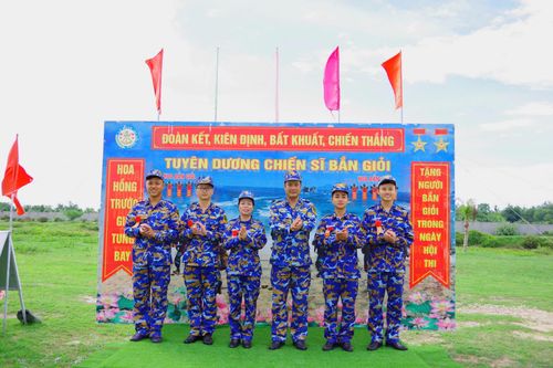 Lữ đoàn 685 kiểm tra bắn đạn thật