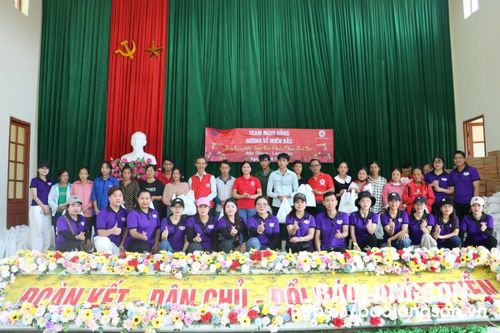 Hội Chữ thập đỏ tỉnh phối hợp tặng 200 suất quà cho người dân bị thiệt hại do bão số 3 tại huyện Bắc Sơn