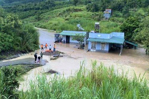 Đức Trọng: Mưa lớn khiến nhiều nhà cạnh suối Đờ Le bị cô lập, các lực lượng đang nỗ lực cứu hộ