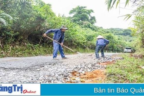 Đường ĐT571 hư hỏng, người dân đi lại khó khăn