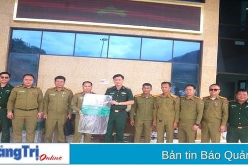 Trao tặng trang thiết bị phục vụ phòng chống tội phạm trị giá 800 triệu đồng cho Công an tỉnh Salavan