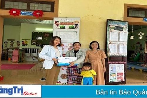 Chương trình 'Vòng tay nhân ái Báo Quảng Trị': Hỗ trợ 3 học sinh khó khăn ở xã Húc