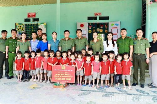Công an tỉnh Tuyên Quang và Lâm Đồng tặng quà tại Xuân Vân