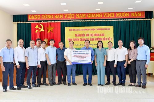 Lãnh đạo Bộ Lao động - Thương binh và Xã hội tặng quà tại Tuyên Quang