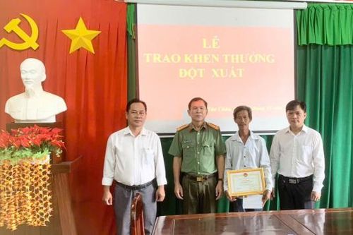 Khen thưởng người dân mưu trí truy bắt kẻ cướp trong đêm
