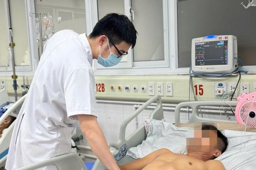 Lội nước bẩn sau mưa bão, nhiều người mắc uốn ván nguy kịch
