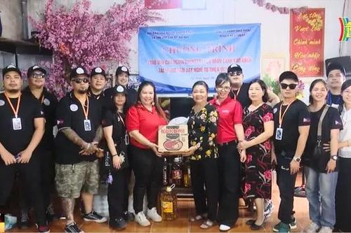 Hội Bảo trợ người khuyết tật trao suất ăn yêu thương