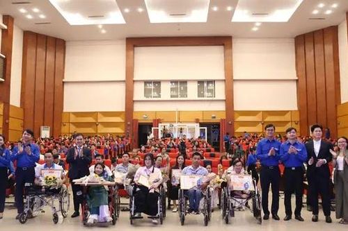 'Tỏa sáng nghị lực Việt' tuyên dương 38 thanh niên khuyết tật tiêu biểu