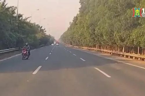 Xe máy đi ngược chiều vào đường cấm trên cao tốc