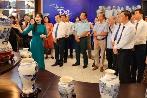 Làng gốm kể chuyện Bác Hồ qua triển lãm 'Hồn của đất'