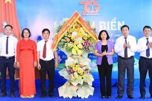 Ba Đình gắn biển công trình chỉnh trang hồ Ngọc Khánh