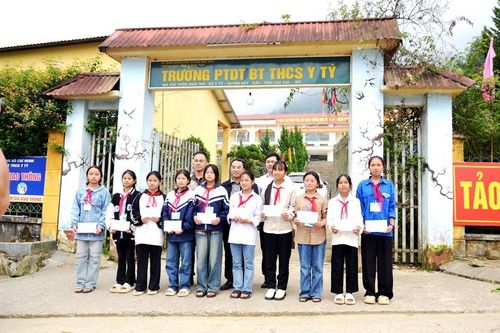 Lào Cai: Trao 90 suất quà cho học sinh vùng lũ và sạt lở đất do bão số 3