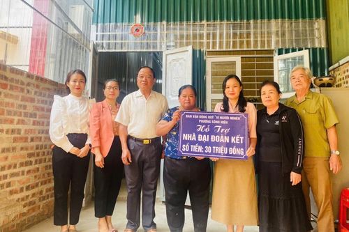 Trao kinh phí hỗ trợ xây nhà 'Đại đoàn kết' cho hộ nghèo phường Sông Hiến (Thành phố)