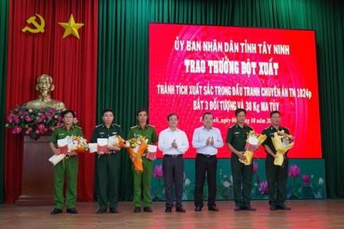 Thưởng nóng Ban chuyên án bắt giữ ôtô chở 30kg ma túy từ biên giới về TPHCM