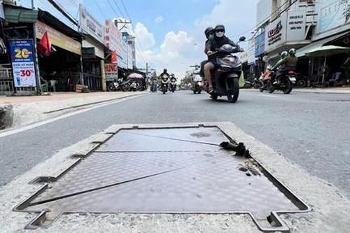 TPHCM: Hiểm họa từ nắp hố ga, tấm lót công trình bằng kim loại