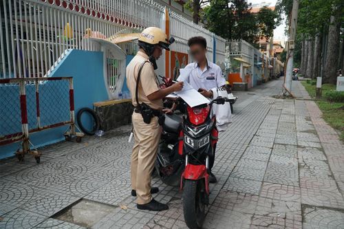 Xe máy điện vượt đèn đỏ bị phạt bao nhiêu tiền?