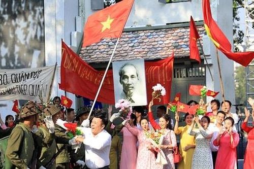 Kỷ niệm 70 năm Giải phóng Thủ đô Hà Nội (10/10/1954 - 10/10/2024): 'Cờ đỏ bay quanh tóc bạc Bác Hồ'