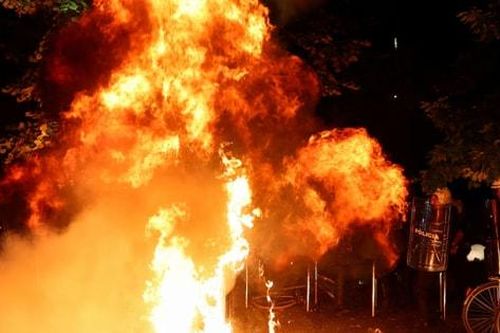 Người biểu tình Albania ném bom xăng vào tòa nhà chính phủ