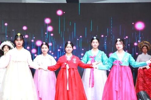 Hơn 1.300 học sinh quận Hoàn Kiếm tham dự ngày hội ngôn ngữ