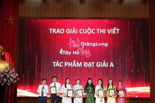 Nhóm phóng viên Báo Hànôịmới đạt Giải A Cuộc thi viết 'Khát vọng Tây Hồ - Khát vọng Thăng Long'