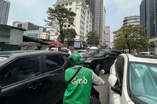 Hà Nội: Dự án D20 Cầu Giấy chưa hoàn thiện đã bị 'biến' thành bãi đỗ xe, gây ùn tắc nghiêm trọng