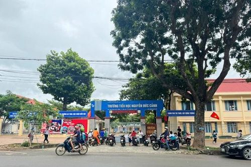 Mùi lạ xuất hiện trong trường học khiến thủ thư nhập viện, 1 người khác nôn ói