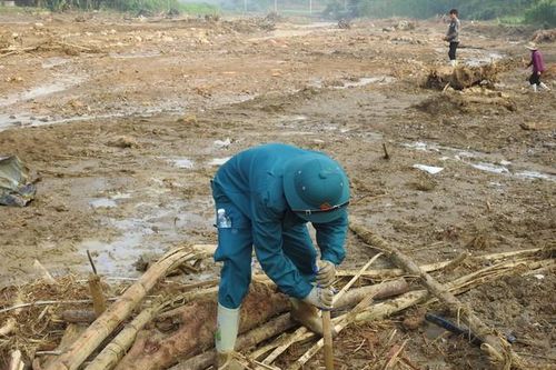 Tìm thấy thêm 2 thi thể nạn nhân tại Làng Nủ