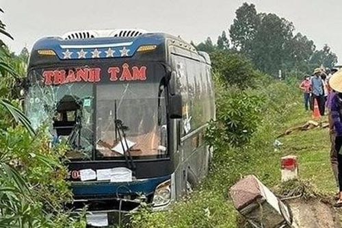 Xe khách lật trên quốc lộ, 2 người tử vong
