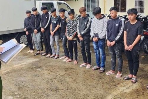 Bắt giữ nhóm 'báo thủ' gặp ai không thích sẽ quây đánh