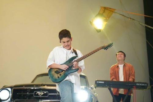 Rapper Shumo AG vừa hát vừa chơi guitar điện siêu cuốn trong dự án mới