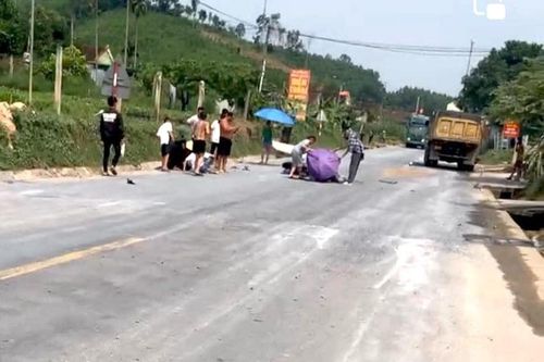 Xe máy 'kẹp 3' va xe tải, một nam sinh tử vong