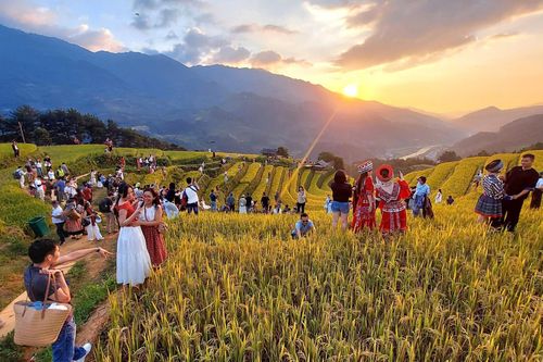 Cảnh trái ngược ở Mù Cang Chải và Sa Pa