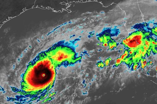 Người dân Florida kiệt sức ứng phó siêu bão mạnh 'chưa từng có'