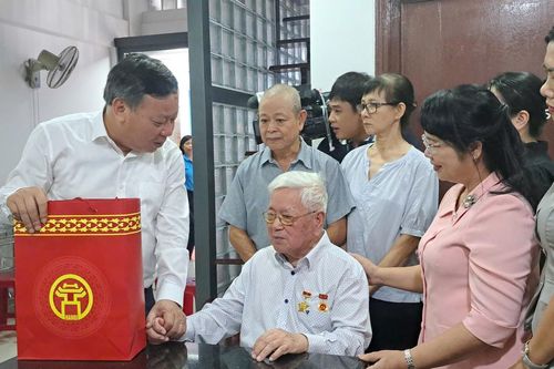 Xúc động gặp lại các cựu chiến binh tham gia giải phóng Thủ đô