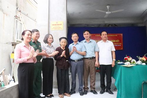 Bắc Từ Liêm bàn giao nhà 'Đại đoàn kết' cho hộ có hoàn cảnh khó khăn