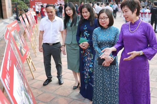 Hình ảnh tại trưng bày 'Vì tình yêu Hà Nội' trong sân Thái Học - Văn Miếu - Quốc Tử Giám