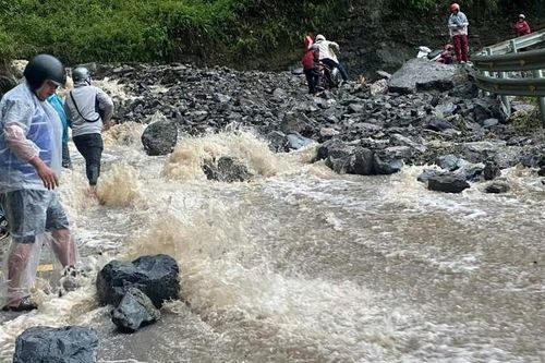 CSGT ở Hà Giang trắng đêm ứng cứu du khách và người dân