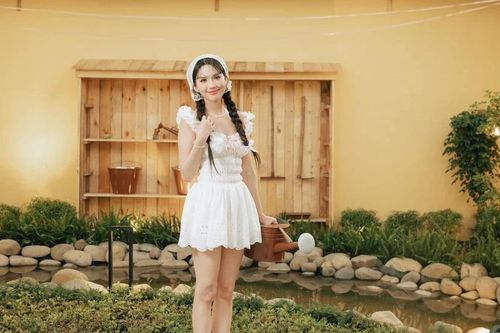 Ngọc Trinh 'biến hình' như thiếu nữ 20