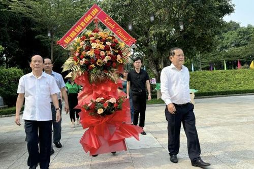 Đoàn cán bộ, phóng viên Báo Nhà báo và Công luận về thăm quê Bác