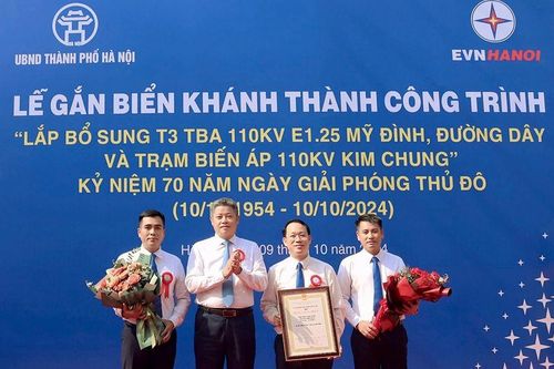 Gắn biển 2 công trình chào mừng 70 năm Ngày Giải phóng Thủ đô