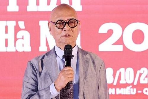 GS.TS Hoàng Đạo Kính nhận Giải thưởng Lớn Bùi Xuân Phái - Vì tình yêu Hà Nội